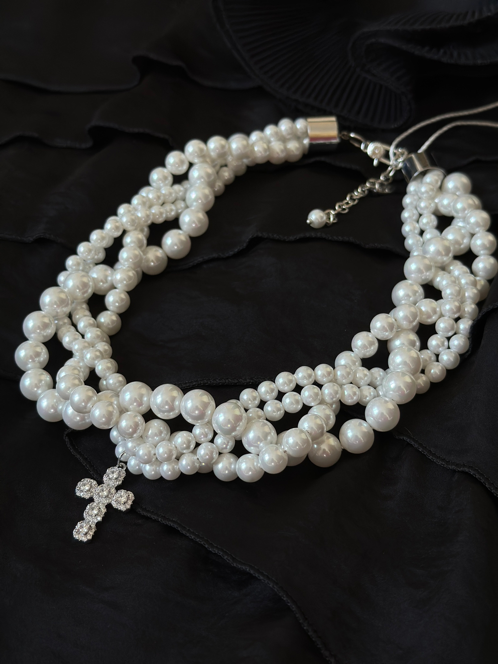 Колье "Одри" переплетеные нити белого жемчуга с крестом из цирконов, оттенок серебро