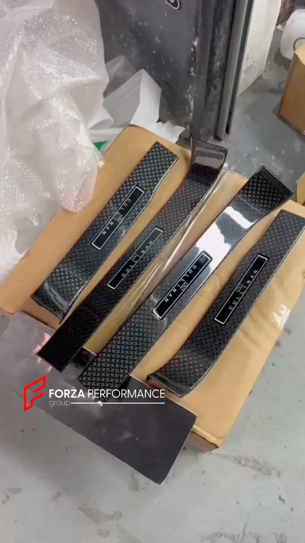 Пороги в стиле BLACK BADGE из карбона для ROLLS-ROYCE CULLINAN Ролс Ройс Куллинан