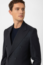 Синий классический костюм двубортный в тонкую полоску