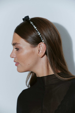 Ободок с бантом и белыми камнями