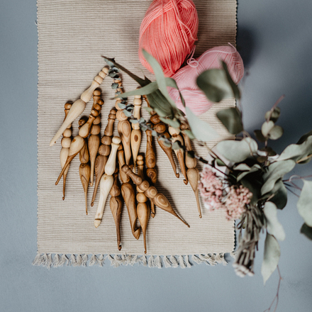 Вязальные крючки (17 шт) из разных пород древесины. KN11