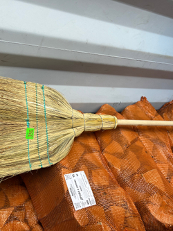 Веник‑метла из сорго с деревянным черенком