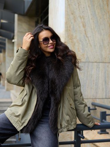 Пуховая парка цвета хаки с мехом лисы