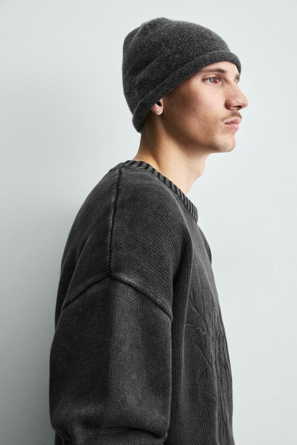 ZARA СВИТЕР С ЭФФЕКТОМ ПОТЕРТОСТИ И ВЫШИВКОЙ, ЧЕРНЫЙ