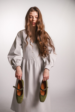 Платье с V-вырезом и длинным рукавом из плотного хлопка, в светло-сером цвете