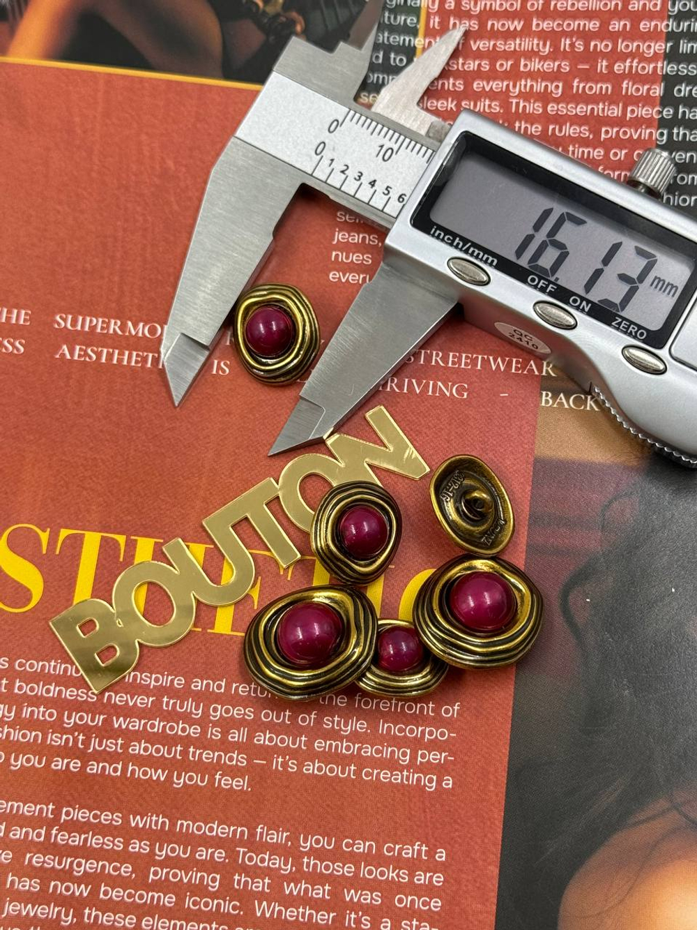 Пуговицы бронзовые неровной формы с розовым (красным) камнем