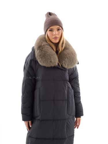 Длинный черный пуховик с коричневым мехом песца