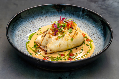 Кальмар фаршированный семгой, креветками, рисом Жасмин со сливочным соусом