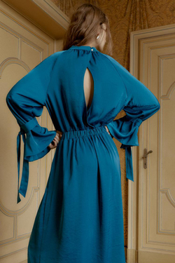 ZARA АТЛАСНОЕ ПЛАТЬЕ МИДИ С ЗАВЯЗКАМИ, УТИНО-СИНИЙ