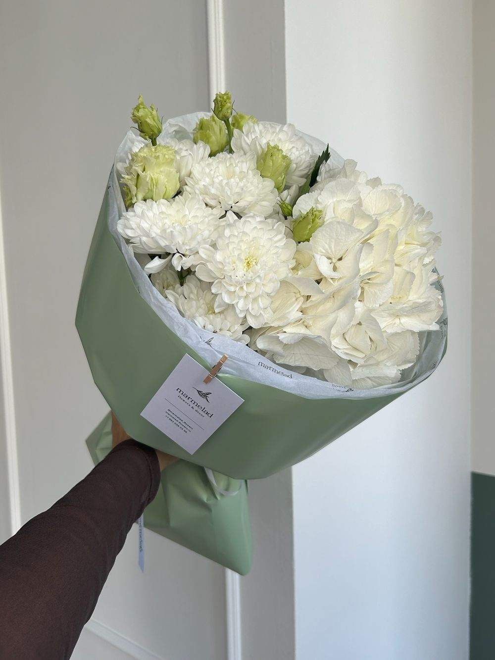 Сборный букет из гортензии, хризантемы и лизиантуса