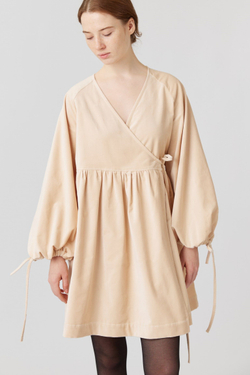 Платье на запах с широкими рукавами длины мини из бежевого бархата