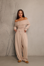 Лонгслив с открытым плечом из тонкого трикотажа