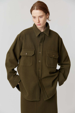 Объемная мужская рубашка зеленого цвета