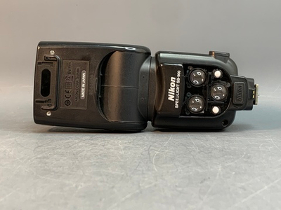 Nikon SB-900, отсутствует накладка на корпусе