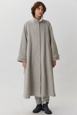 Объемное пальто светло-серого цвета в елочку