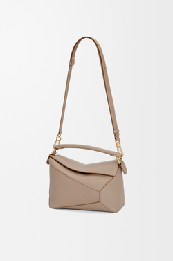 Loewe Маленькая сумка Puzzle Edge из мягкой зернистой телячьей кожи, песочный