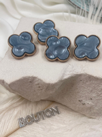 Пуговицы цветок четырехлистник с голубым перламутром