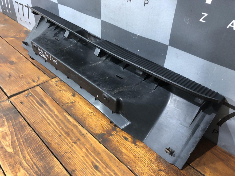 Накладка замка багажника Skoda Yeti 09-18 Б/У Оригинал 5L6863485A