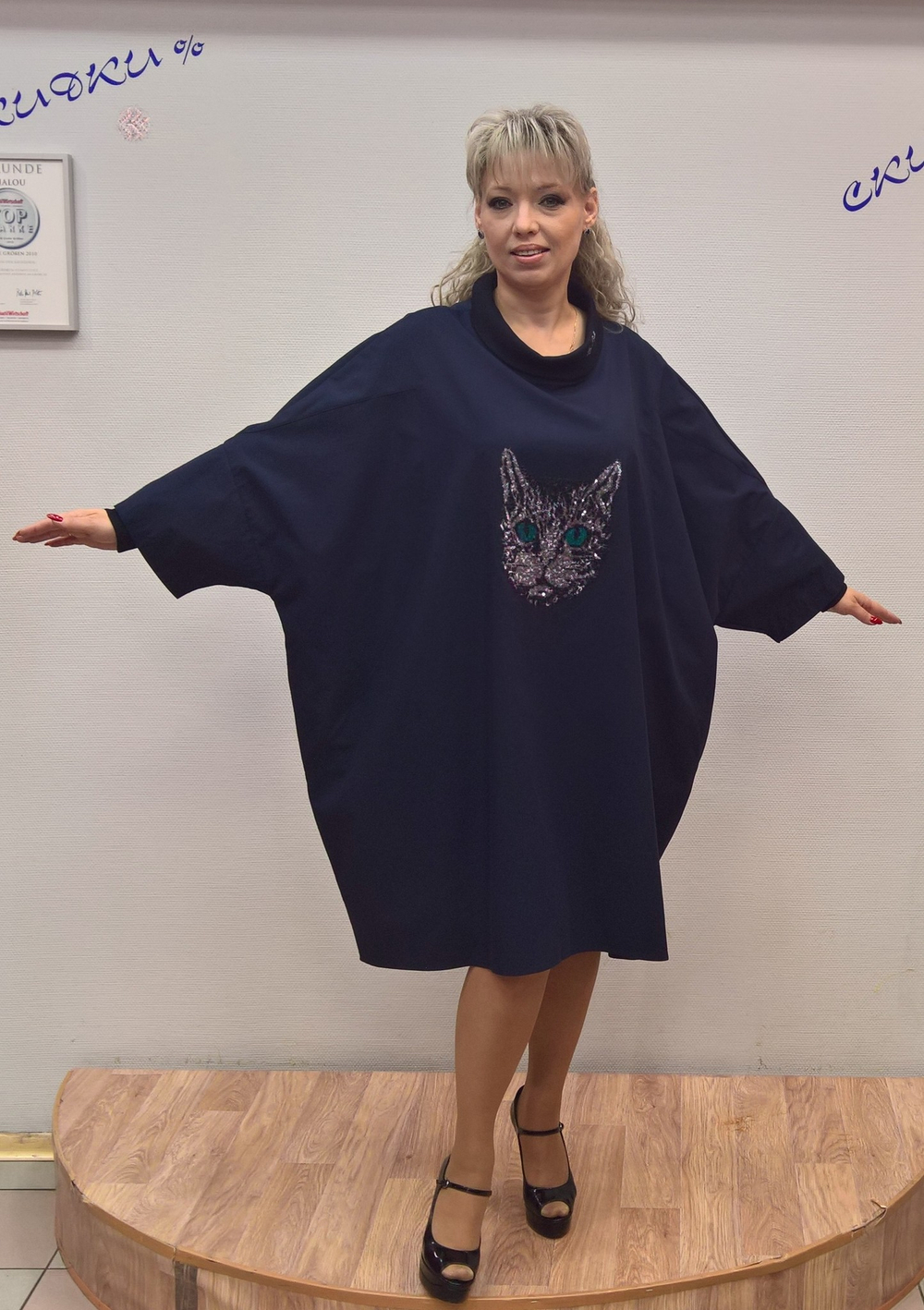 Платье-туника со стразовым котиком