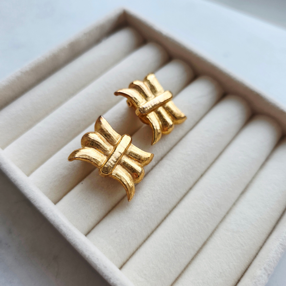 Клипсы с тремя лепестками