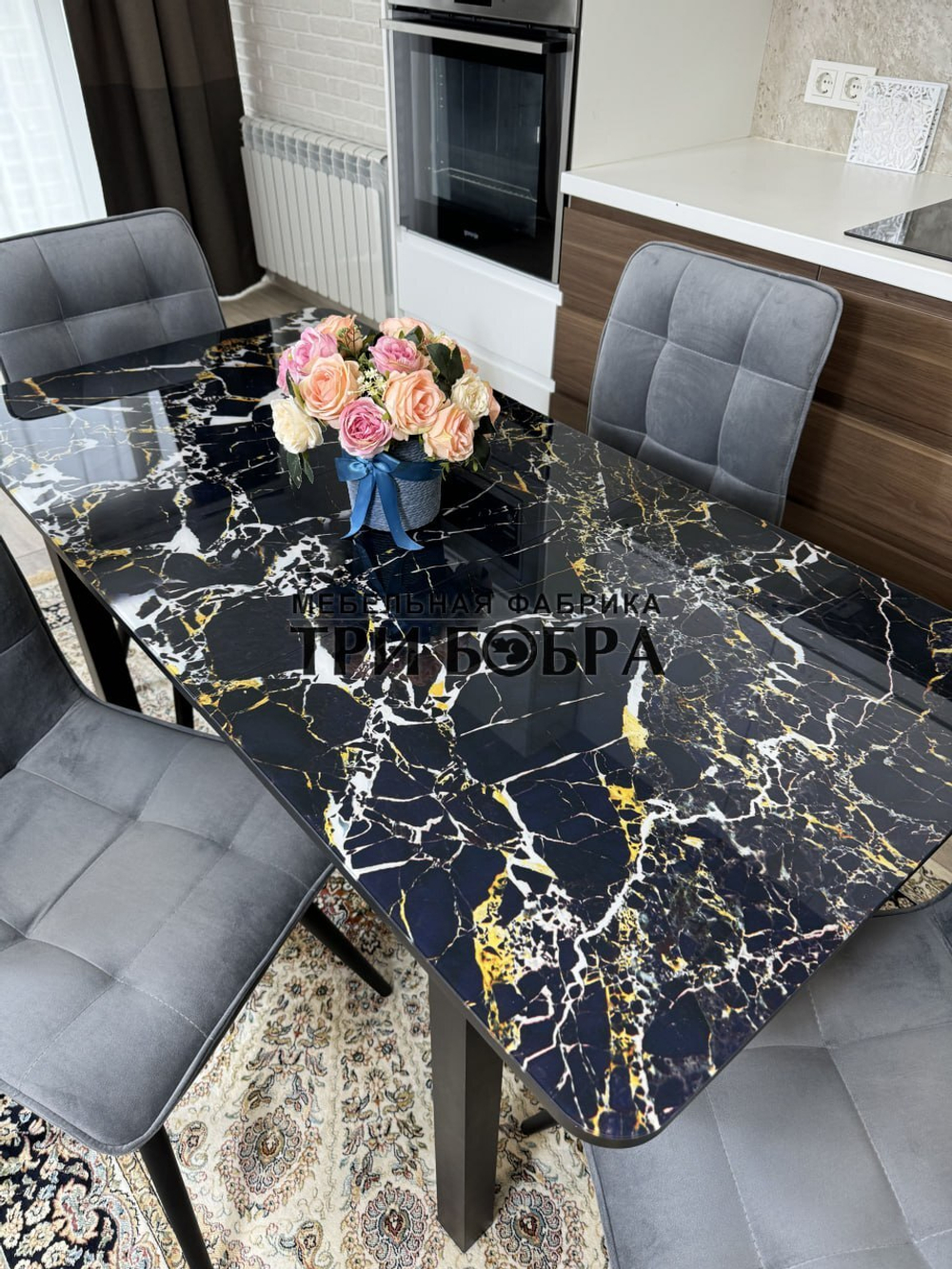 Стеклянный раздвижной стол "Черный мрамор" и стулья "ГУЧИ" серый