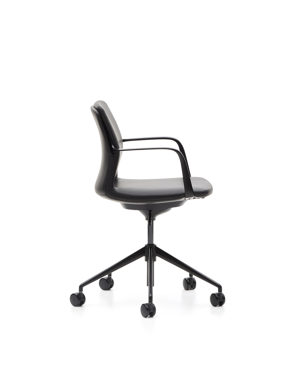 Офисный стул Nerlan из черной экокожи с черной алюминиевой рамой