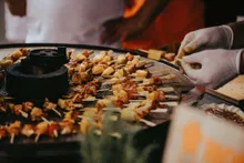 Керамический угольный гриль Monolith Avantgarde LeChef, 52 см, чёрный, с ножками и столиками