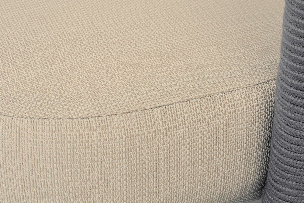 "Верона" кресло плетеное из роупа, каркас алюминий светло-серый (RAL7035) муар, роуп светло-серый круглый, ткань Mossle светло-бежевая