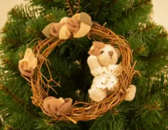 Украшение новогоднее, мишка светлый на венке, h-14см (C21-058179)