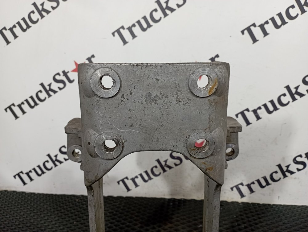 Кронштейн амортизатора