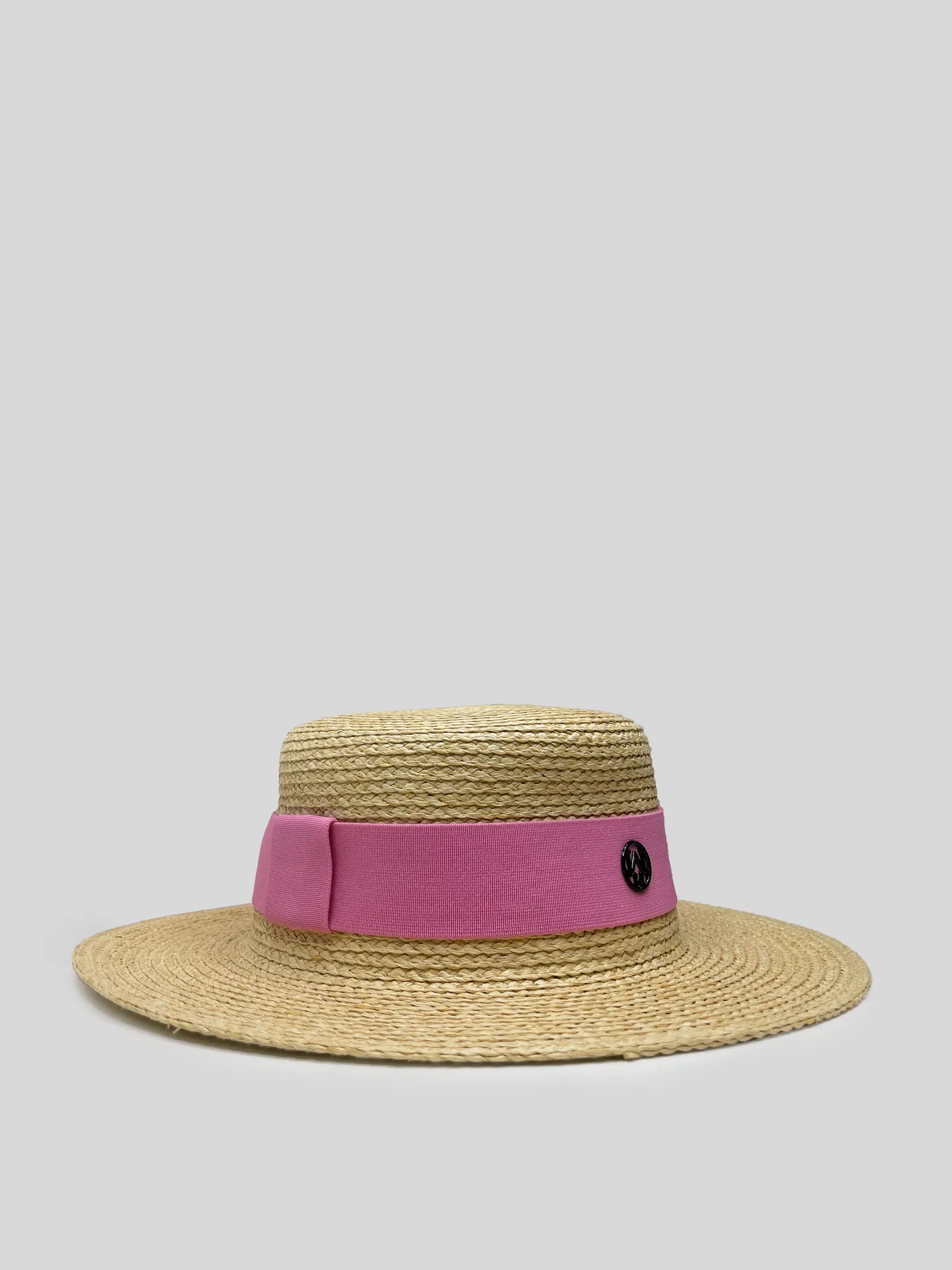 Шляпа соломенная с розовой лентой и круглой вставкой