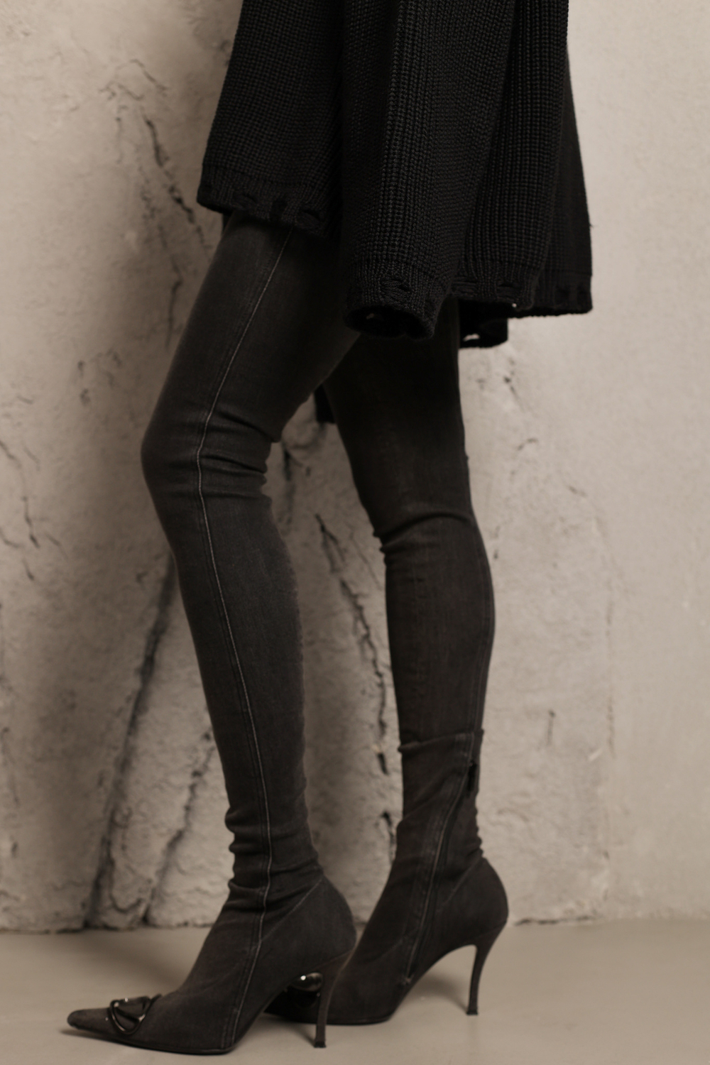 Свитер с открытым плечом