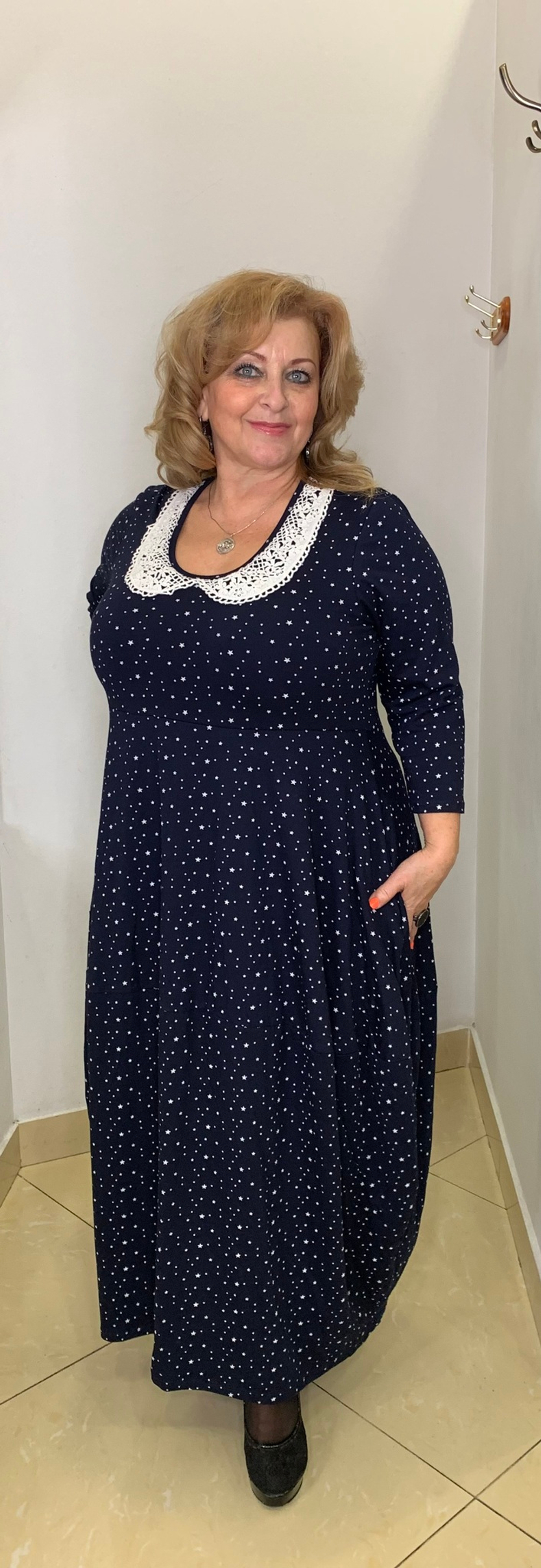 Длинное итальянское платье с белым ажурным воротником