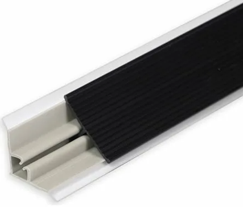 Плинтус для столешниц вогнутый рифленый ПВХ 25х25мм 3,05м Черный