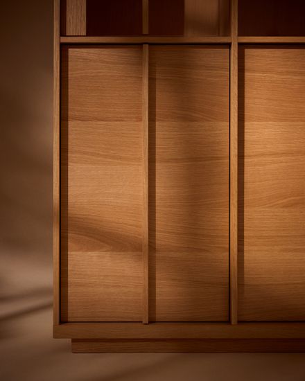 Витрина Onix из дубового шпона в натуральной отделке