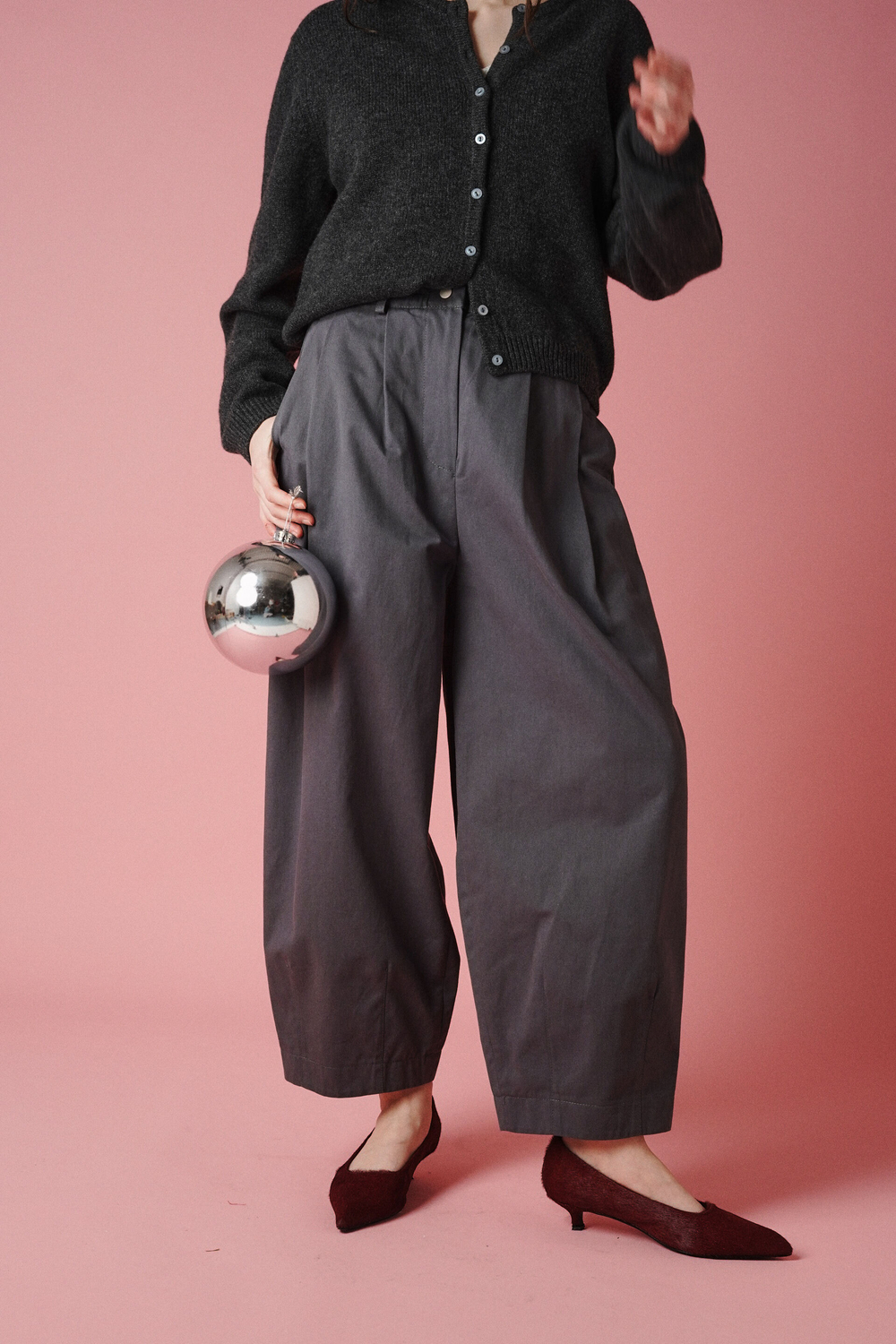 Брюки-бананы из хлопка графитового цвета