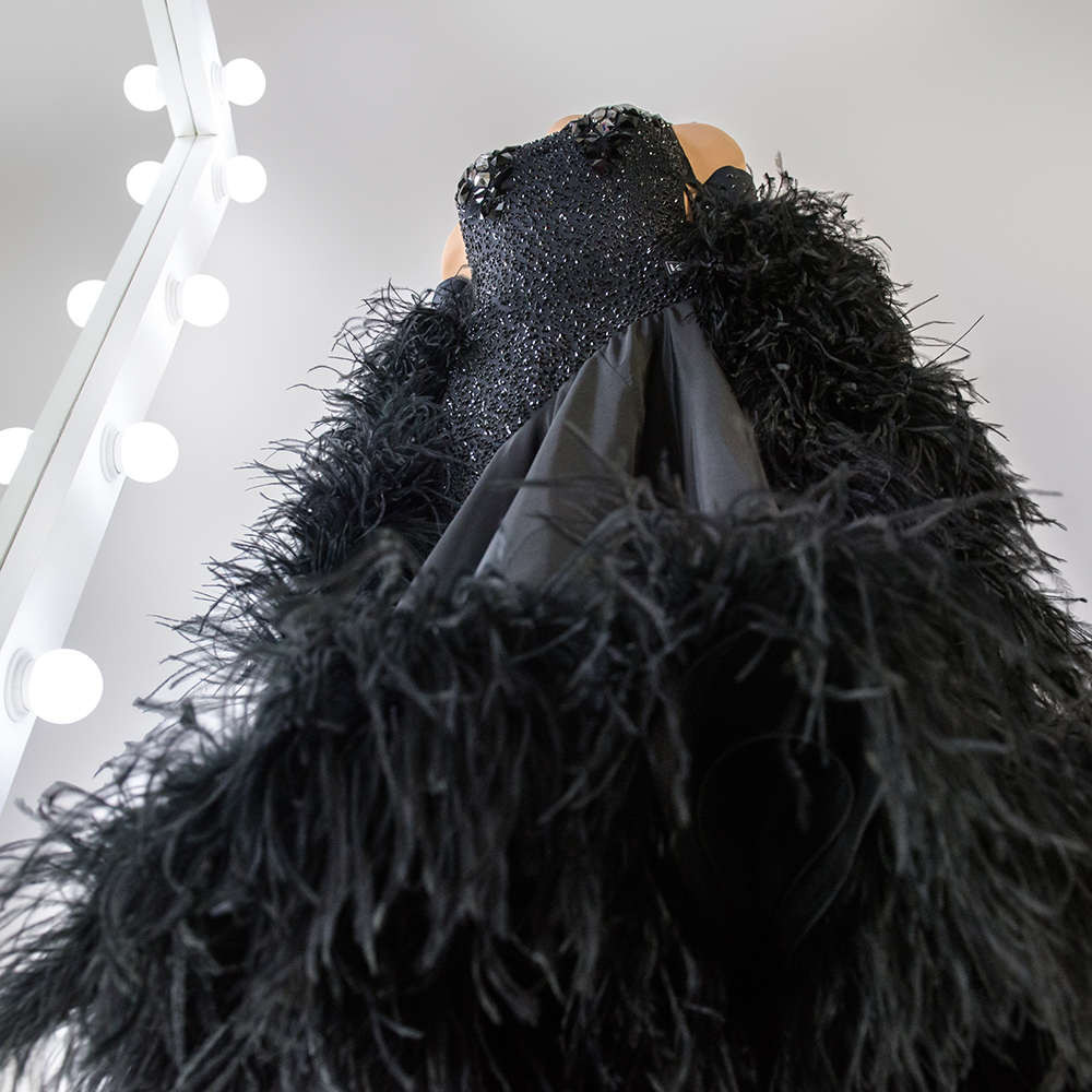 платье с боа