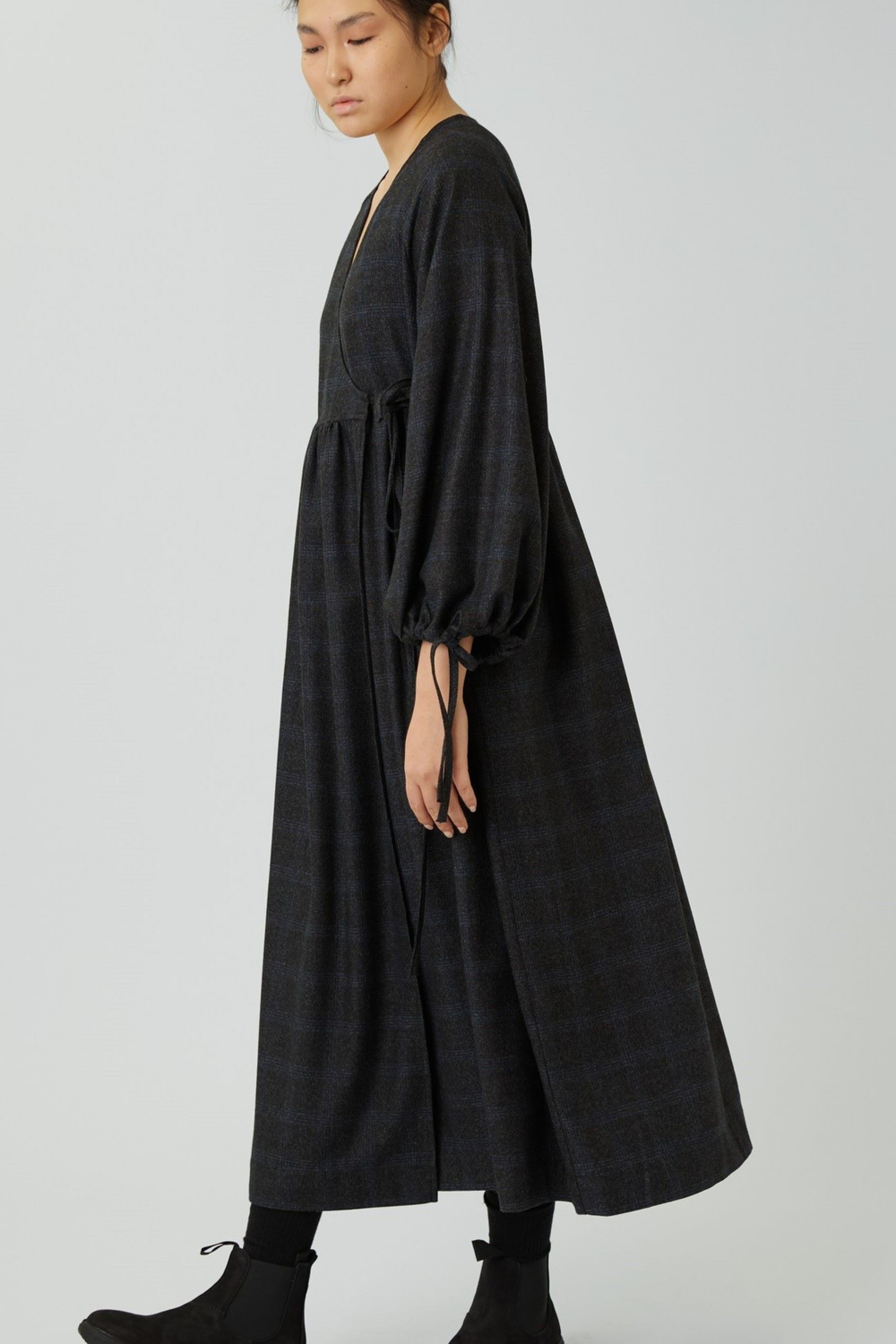 Платье на запах с широкими рукавами длины макси в темно-серую клетку