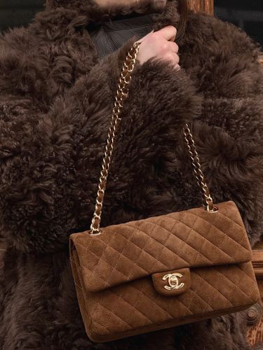 Длинная шуба из овчины шоколадного цвета