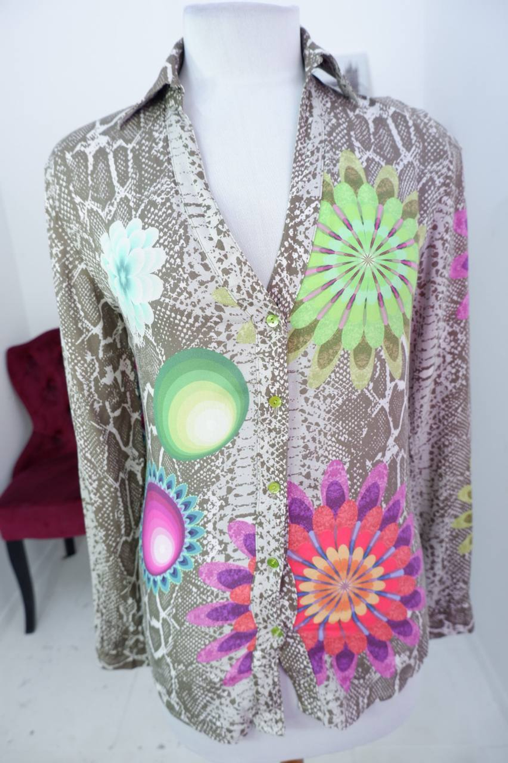 Блузка Desigual яркая, визуально на 44 размер