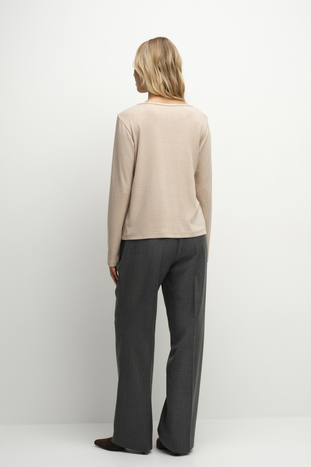 Лонгслив с красивым вырезом