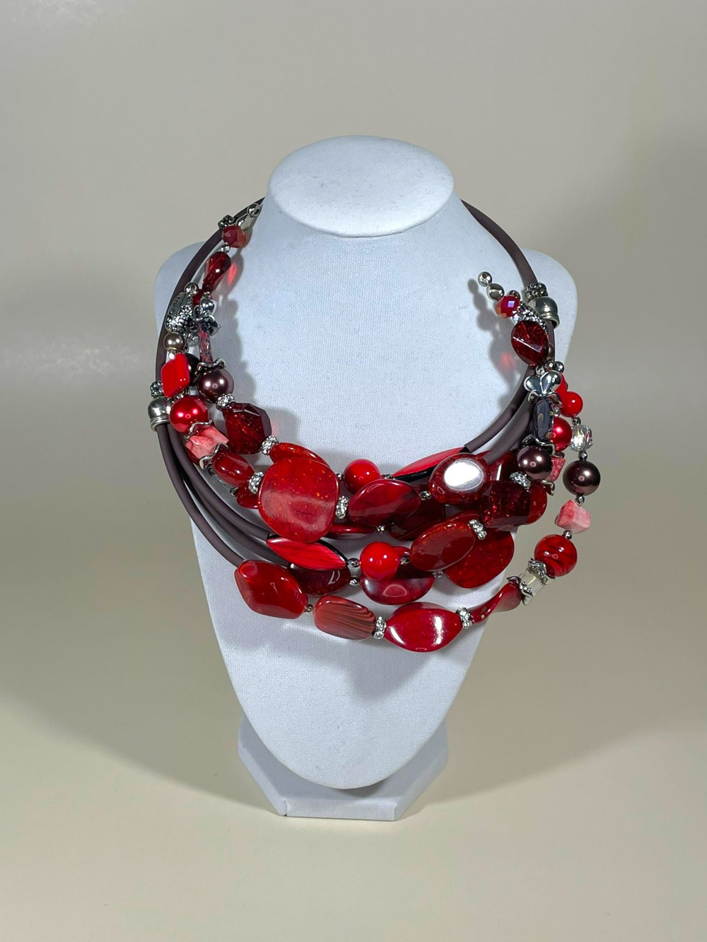 Колье из бусин на проволоке с памятью