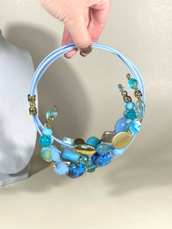 Колье из бусин на проволоке с памятью