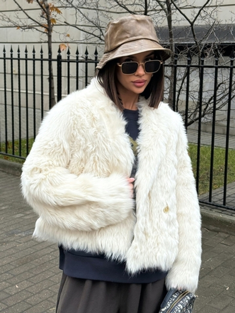 Укороченная двубортная белая шуба из овчины