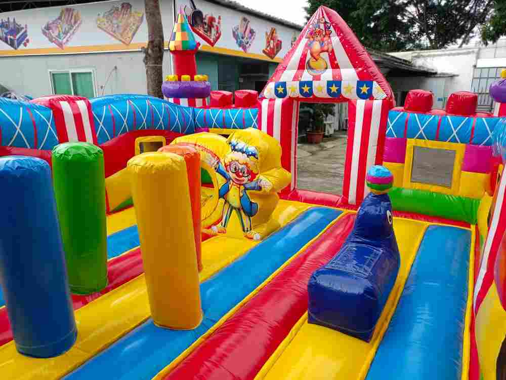 Коммерческий надувной батут "Парк развлечений" 9*5*5,5 м