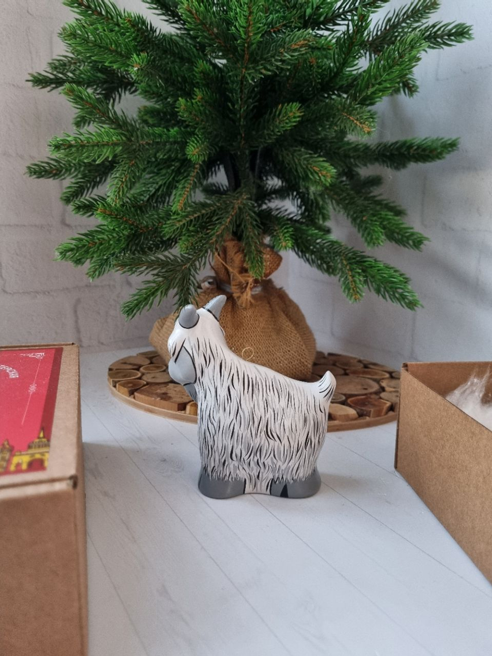 Фарфоровая игрушка козочка серая