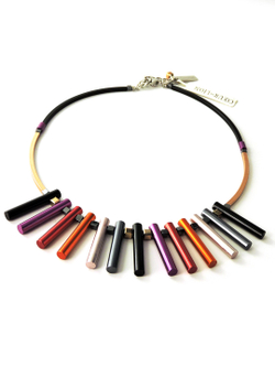 4700 Coeur de Lion стильное колье из разноцветных металлических цилиндров.