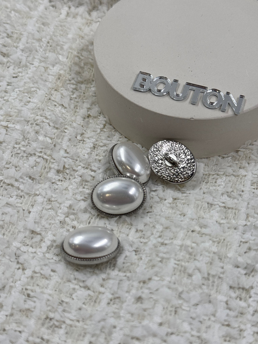 Пуговицы серебристые овальные с крупной жемчужиной
