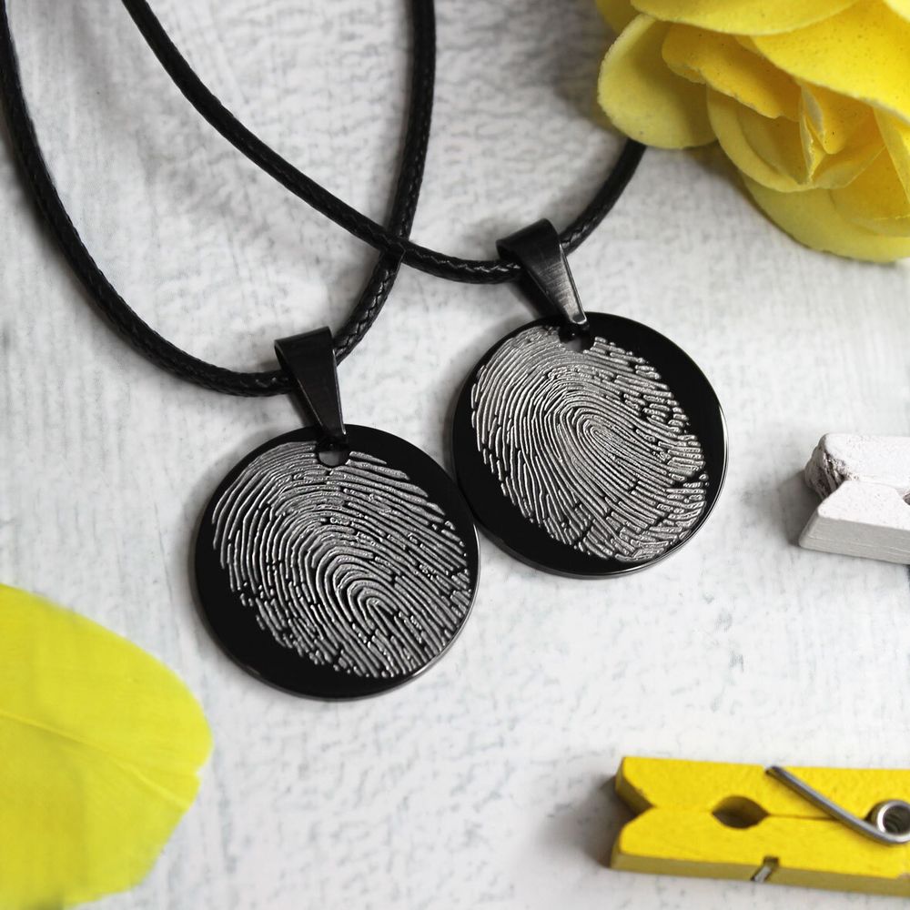 Парные чёрные кулоны подвески с гравировкой отпечатков пальцев на заказ