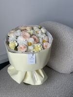 Букет из кустовых пионовидных роз, хризантемы, диантусов и тюльпанов